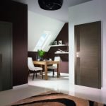 Puertas oscuras en el interior de la casa.