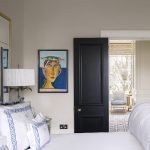 Puerta estrecha y oscura en el dormitorio