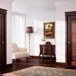 Puertas de madera oscura