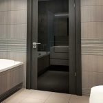 Puerta negra en el baño
