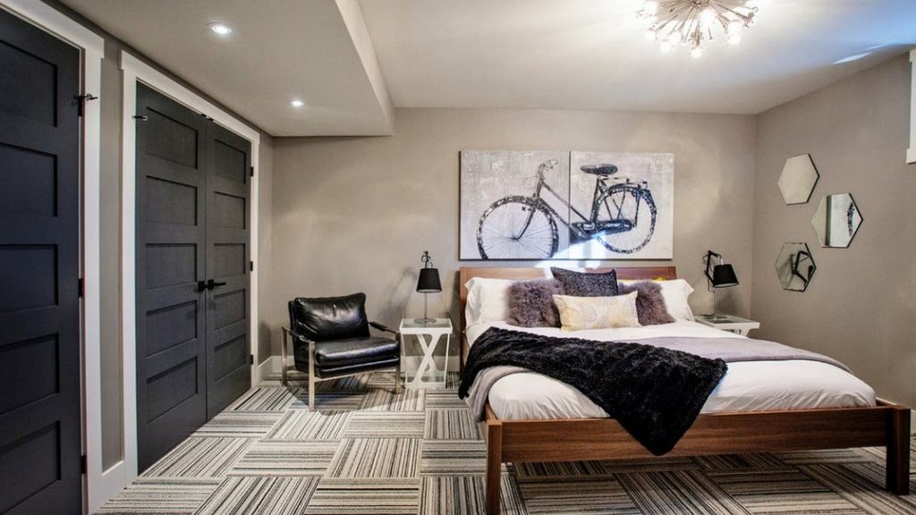 Tmavé dvere v interiéri