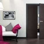 Puerta con estilo en la sala de estar