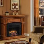 Chimenea con portal de madera.
