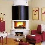 Sala de estar con muebles de color burdeos