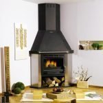 Sillas bajas y una mesa frente a la chimenea.