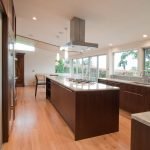 Decoración de cocina con grandes ventanales.