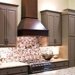 Campana en la cocina con muebles de madera.