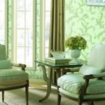 Papel pintado con motivos en el interior.