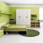Armario blanco en un interior verde