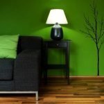 Lámpara sobre la mesa junto al sofá