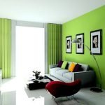 Almohadas de colores en un sofá brillante en la sala de estar
