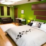 Sofá de cuero en el dormitorio