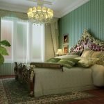 Interior de dormitorio con papel tapiz verde