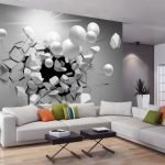 Almohadas brillantes en un sofá blanco