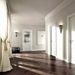 Cortinas blancas en el pasillo