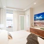 Salón con textil blanco.