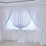 Cortinas de luz en la ventana