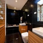 Baño en color oscuro.
