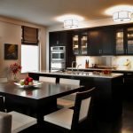 Cocina negra y beige