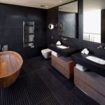 Muebles de madera en el baño.