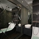 Baño negro con espejo grande.