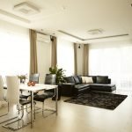 Muebles negros en una sala beige