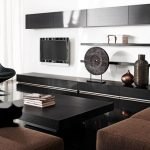Muebles negros en la sala de estar