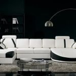 Muebles blancos y paredes negras.