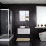 Azulejo negro en el baño