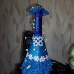 Champagne en un vestido azul