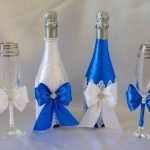 Botellas en botellas y vasos.