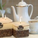 Tetera y tazas sobre la mesa