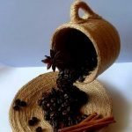 Taza de café derramado hecho de granos