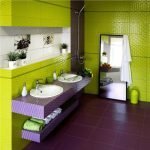 La combinación de piso de lavanda y paredes verdes.