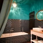 Paredes turquesas y techo en el baño