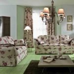 Muebles florales en la sala de estar