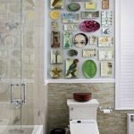 Platos decorativos en el baño.