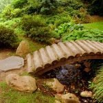 Puente de bambú en el sitio