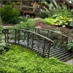 Cama de flores con un puente