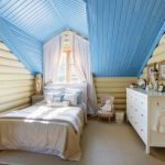 Decoración infantil de madera en el ático