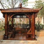Cenador de madera con patrones tallados