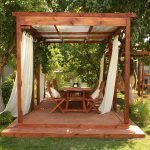 Gazebo debajo del árbol