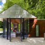 Gazebo con paredes de vidrio.