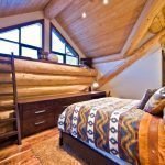 Dormitorio de diseño con troncos