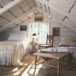 Cama junto a la ventana