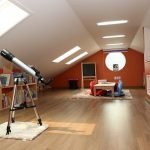 Telescopio junto a la ventana