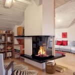 Chimenea decorativa en el interior.