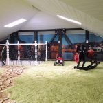 Alfombra en forma de hierba y pasarela de piedra en la guardería