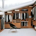 Una silla en el medio de la habitación