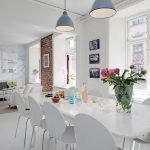 Candelabros azules en un interior blanco